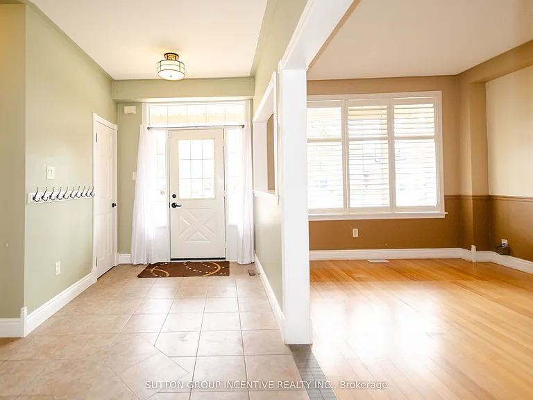 38 Harwood Dr #UPPER — Photo 2