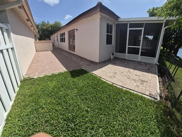 7306 NW 1st Mnr — Photo 8