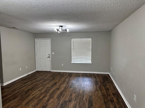 5th image of 2750 Sophia St