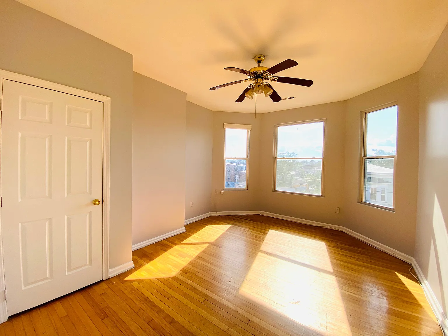3 bed, 1200 sqft, $2,350 — Photo 4