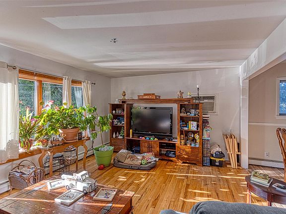 4th image of 1025 McCall Ave