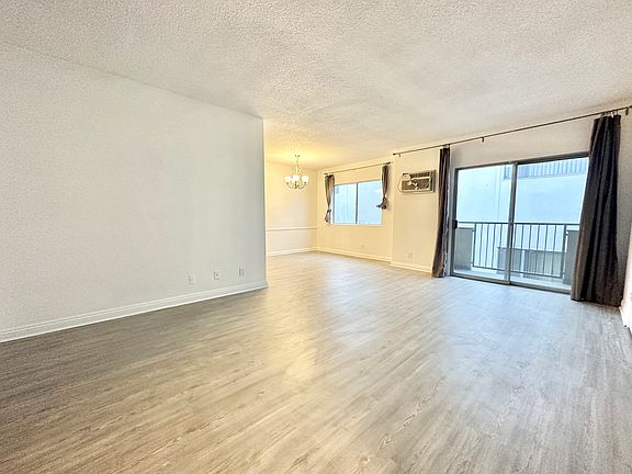 5th image of 1037 N Harper Ave #7