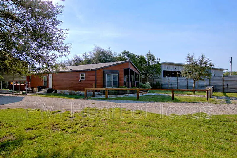 3 bed, 2.0 bath, 1690 sqft, $2,400 — Photo 2