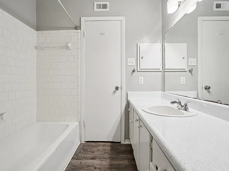 London Square Apartments — Photo 29