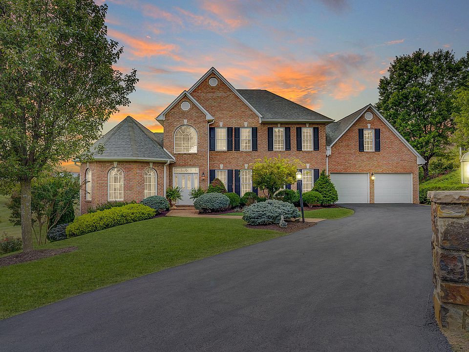 1st image of 221 Savannah Ct