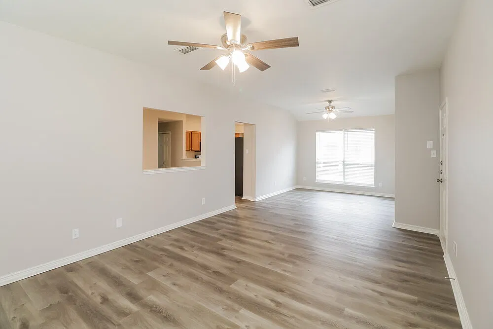 3 bed, 2.0 bath, 1368 sqft, $2,055 — Photo 4