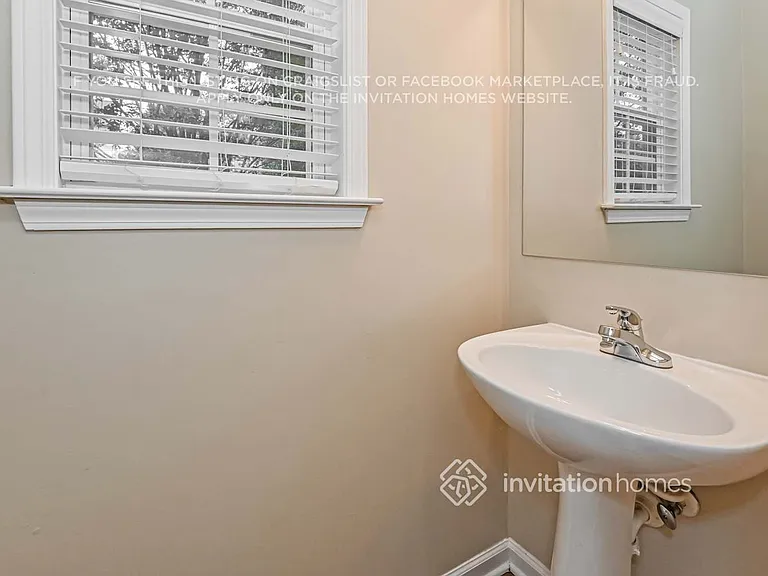 940 Island Bluff Ln — Photo 15