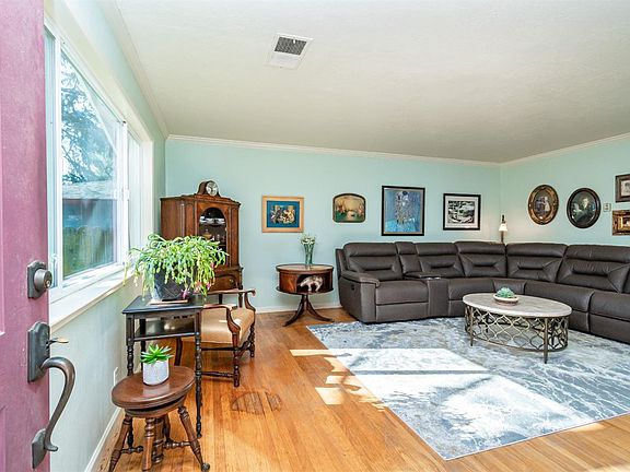 4th image of 2839 Loyola Dr