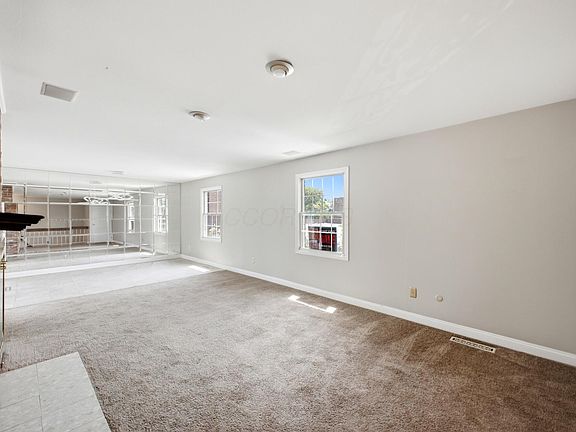 3rd image of 952 Chatham Ln APT K