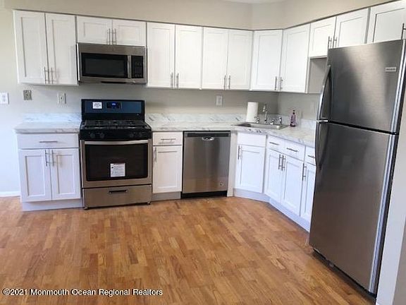 5th image of 1004 Arlington Dr Unit 4