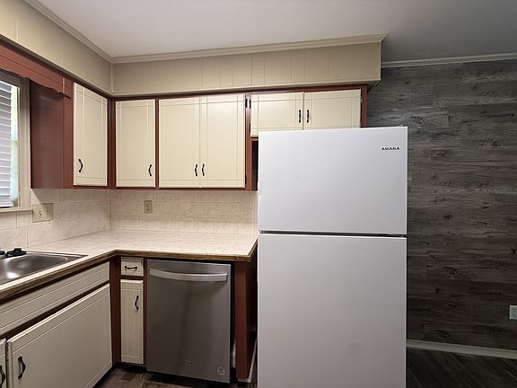 4th image of 436 Helen St