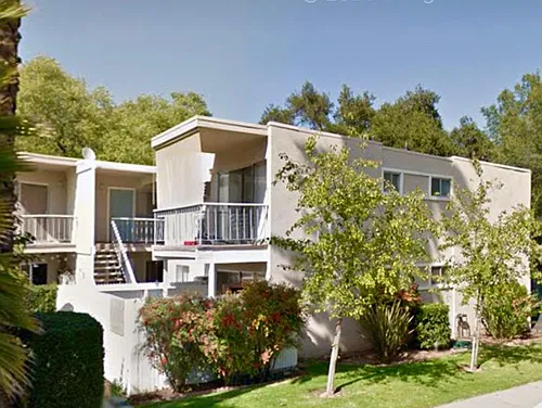 106 W Oak St Photo 1