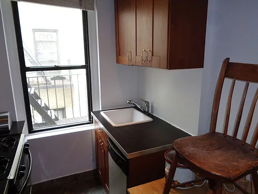 Rented by Zikos Realty Services | media 2