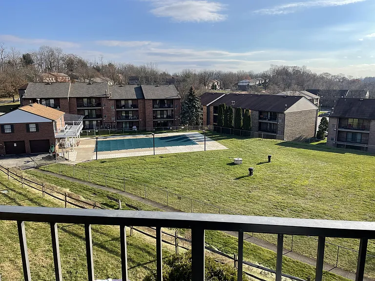 7225-7247 Beacon Hill Dr — Photo 3