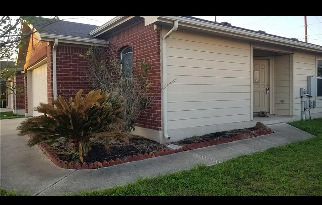 3 bed, 1429 sqft, $2,000 — Photo 1