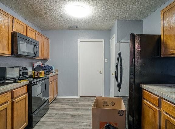 4th image of 525 Valley Mills Dr