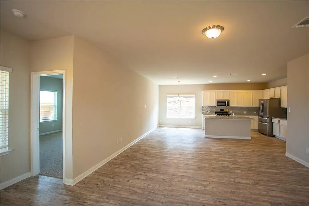 4 bed, 2.0 bath, 1706 sqft, $2,100 — Photo 2