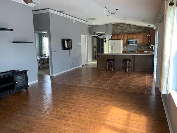 3rd image of 912 Drakeswood Ave