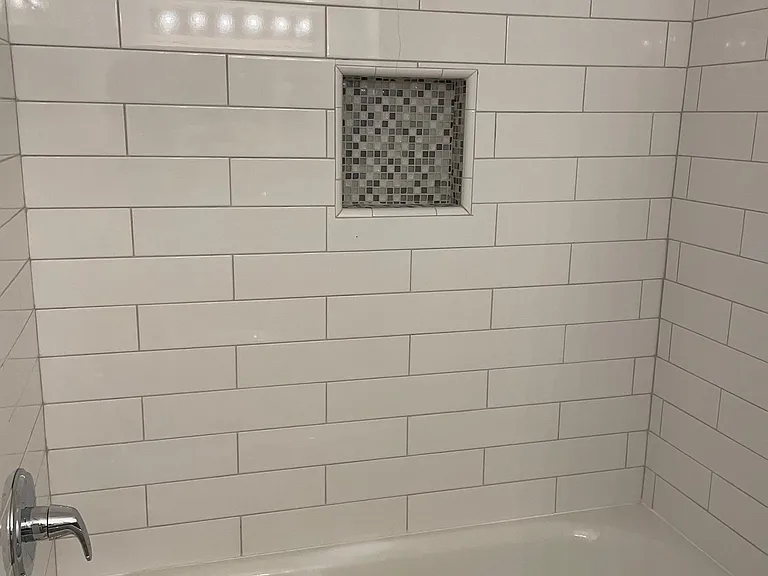 Tub in 2nd bedroom