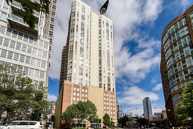 1st image of 645 N Kingsbury St APT 1609