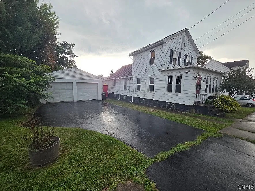 3 bed, 1.0 bath, 1200 sqft, $2,000 — Photo 2