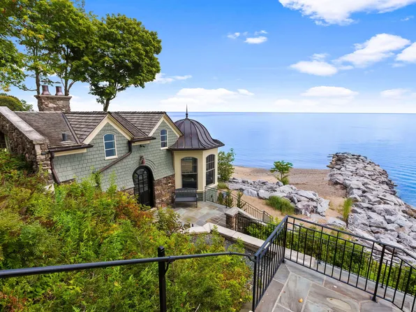 347 Bluffs Edge Dr, Lake Forest, IL 60045