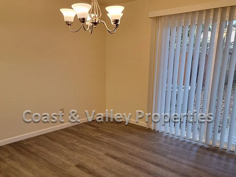 980 Memorial Dr — Photo 2