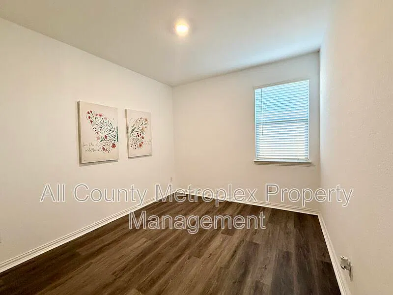 4 bed, 2.0 bath, 1960 sqft, $2,400 — Photo 2