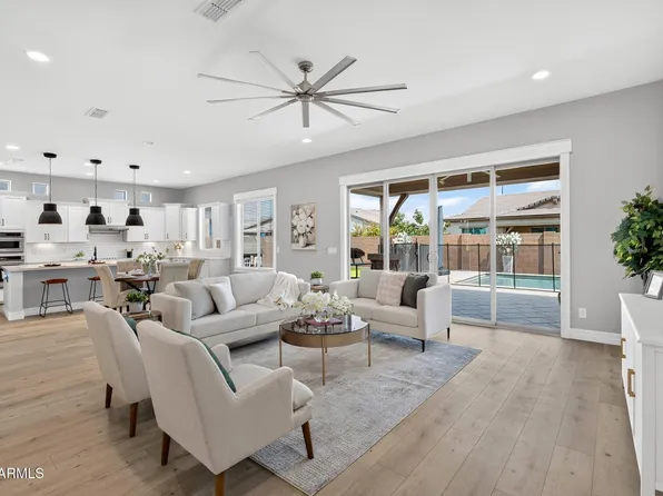 992 E PARKVIEW Drive, Gilbert, AZ 85295