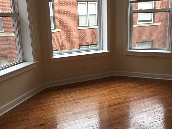 5th image of 850 W Cornelia Ave #2N