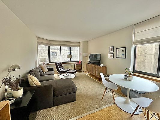 1st image of 250 W 89th St #B8