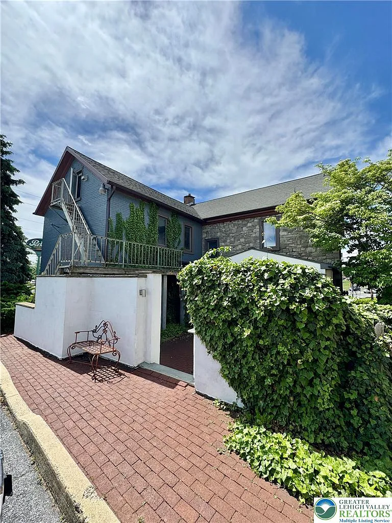 2 bed, 1.0 bath, 865 sqft, $1,550 — Photo 1