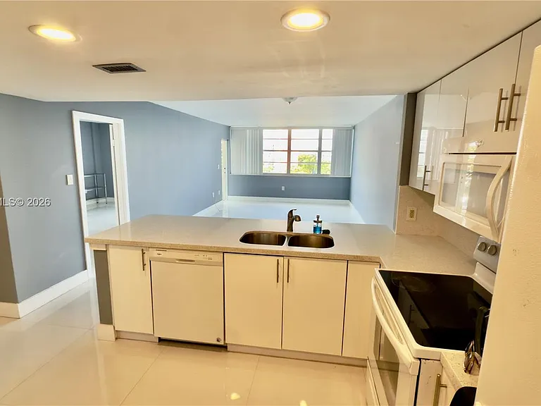 1351 NE Miami Gardens Dr #422E — Photo 5