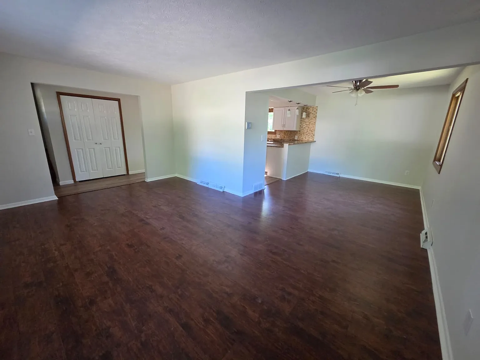 3 bed, 2.5 bath, 3225 sqft, $2,000 — Photo 2