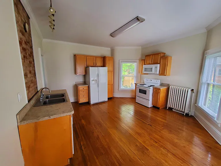 320 W Clinton St #3 — Photo 7