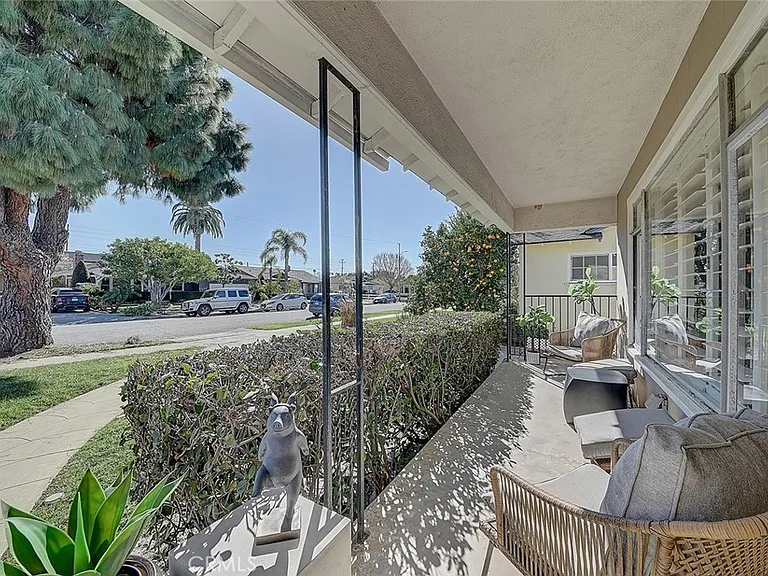 444 N Shattuck Pl — Photo 4
