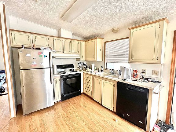 4th image of 1716 Conifer Ave #37