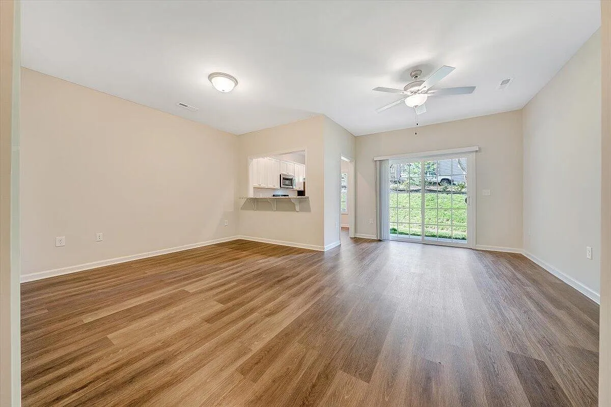 2 bed, 2.5 bath, 1312 sqft, $1,799 — Photo 2