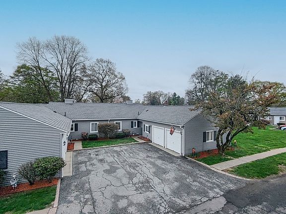 3rd image of 165 Applewood Dr Unit 165