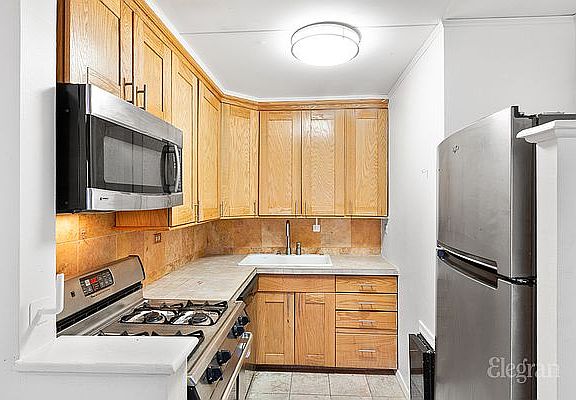 4th image of 300 W 110th St APT 6A