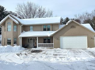 1050 Tam O Shanter Dr, Hartford, WI 53027