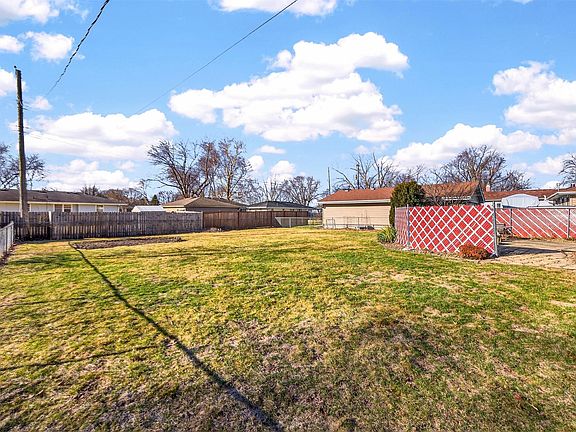 5th image of 223 SE East Lawn Dr