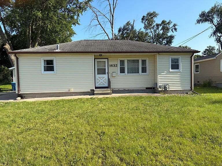 1632 Easton Ave — Photo 2