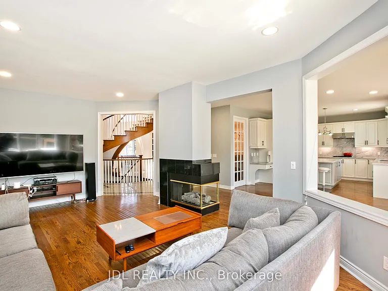 53 Aldershot Cres — Photo 17
