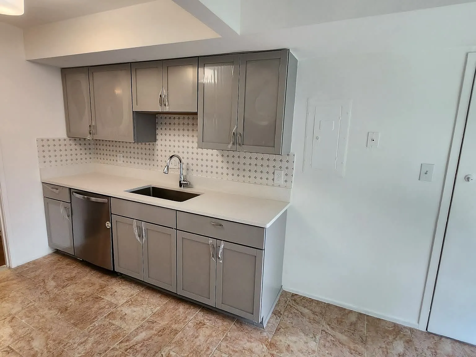 1 bed, 1053 sqft, $2,000 — Photo 3