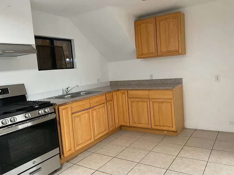 709 N D St — Photo 7
