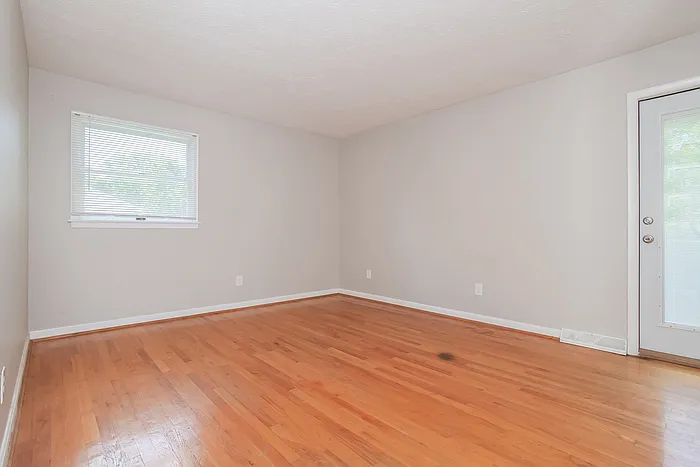 686 Cloverdale Ave — Photo 6