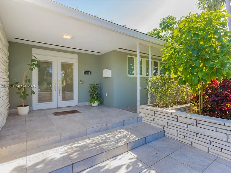 301 Shore Dr E — Photo 5