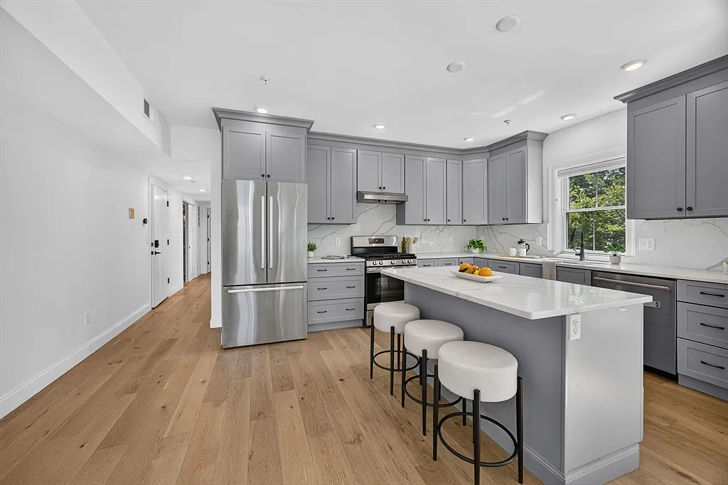 2 bed, 2.0 bath, 1056 sqft, $3,600 — Photo 2