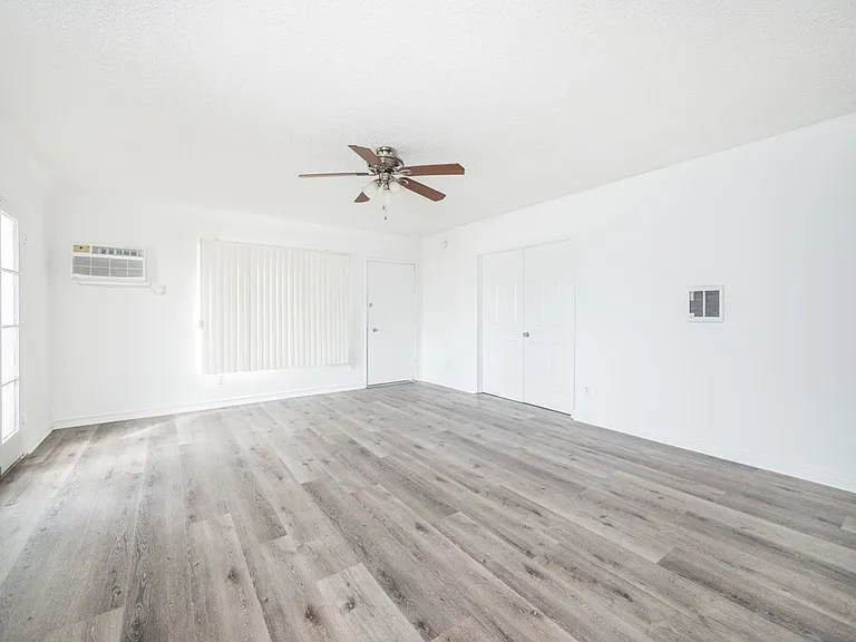 21736 Roscoe Blvd — Photo 22